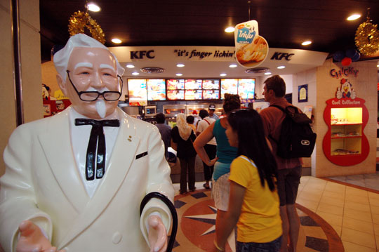 メガネをずらされたカーネルサンダース