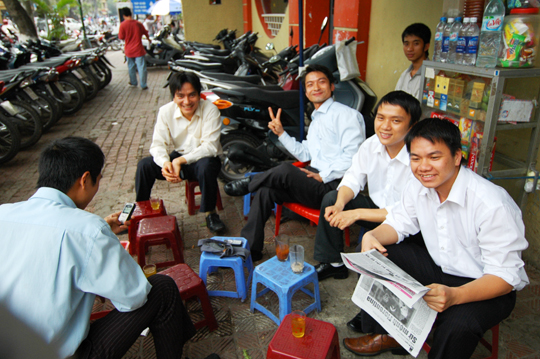 路上でお茶するビジネスマン