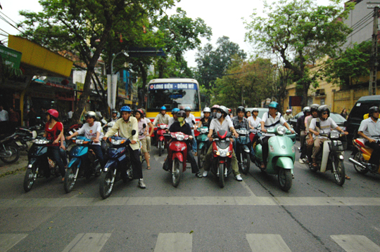 信号待ちするたくさんのバイク