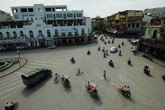 車、人、シクロが行き交う交差点